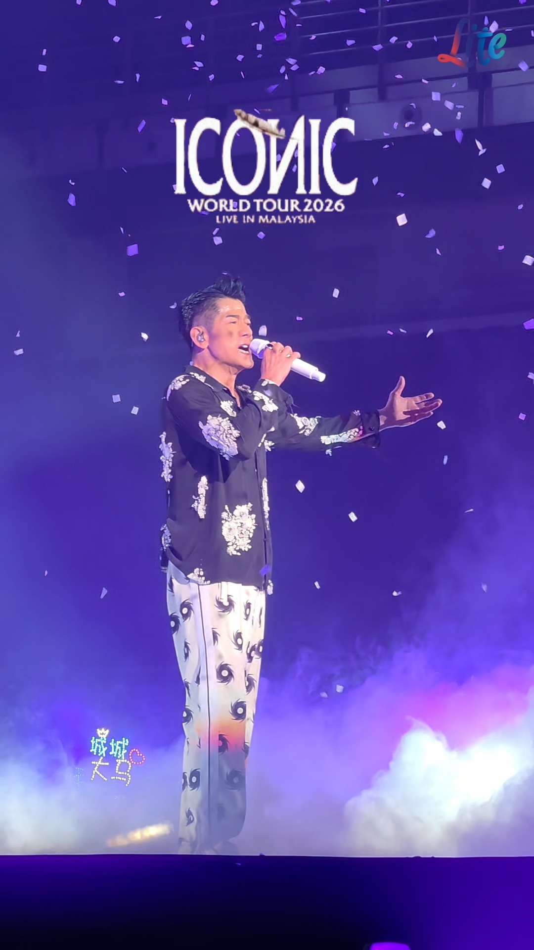 Still got it! 🔥🎤 Aaron Kwok lighting up the stage with “Listen