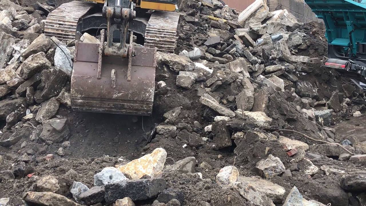 Trakpactor 320SR Pre Screen Crushing and Screening concrete rubble to ...