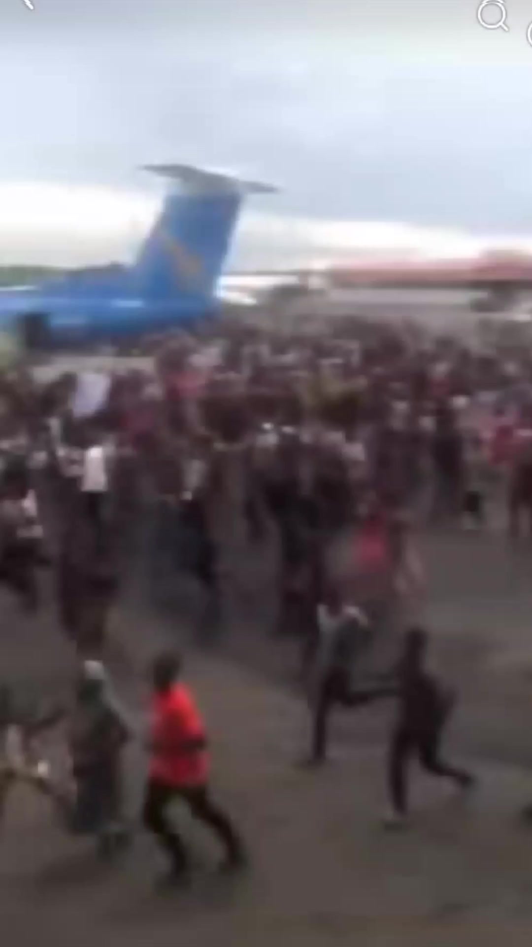BREAKING NEWS:🇹🇿😳🙆🏾‍♀️Tanzanian protesters have taken over the airport ...
