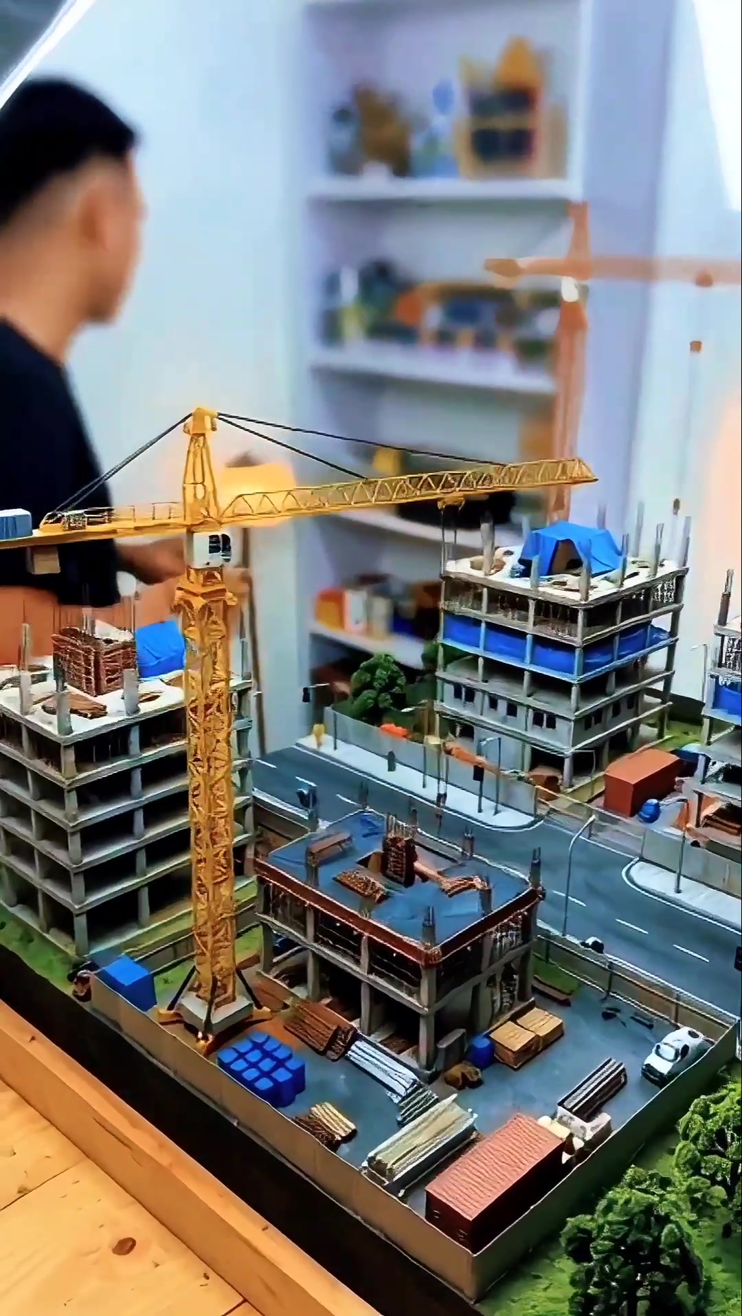 Diorama, a miniature of a high-rise building construction project.⚒️⛑️🚧 ...