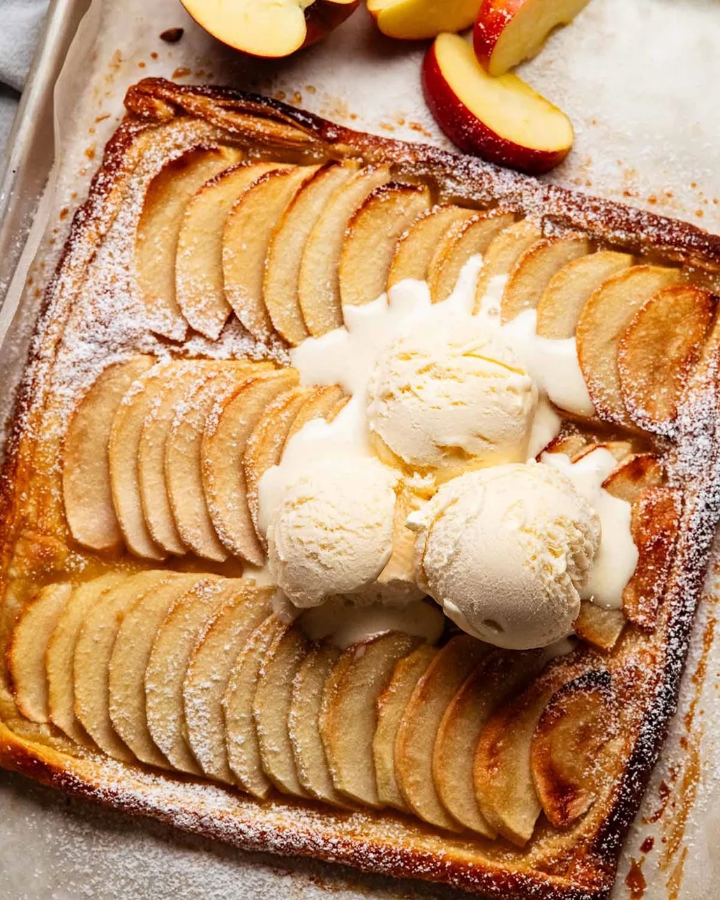 Easy French Apple Tart – This charming puff pastry dessert calls for ...
