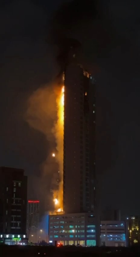 🏢🔥 A high-rise is completely on fire after a drone strike in Bahrain ...