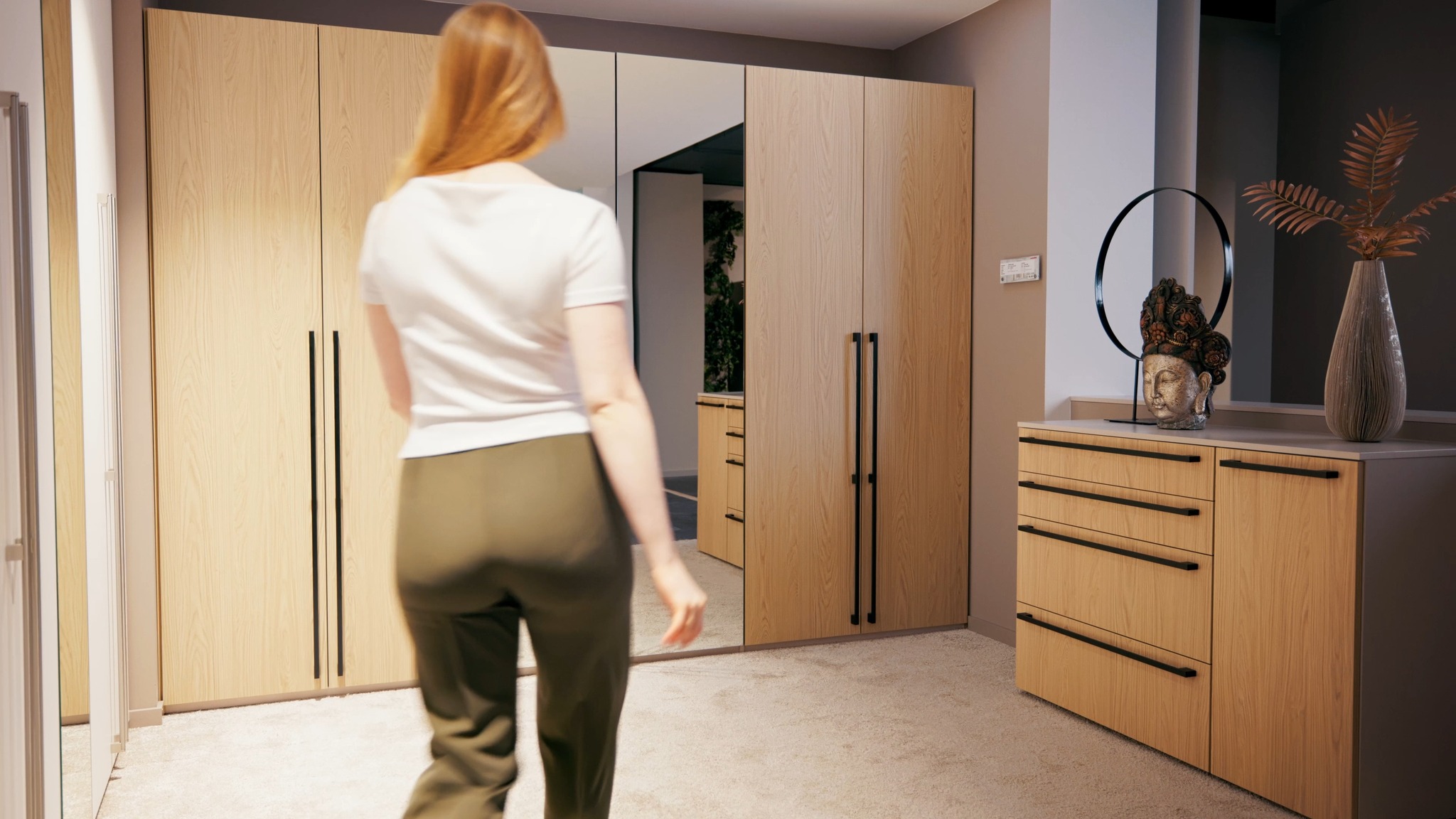 Ordnung trifft auf natürlichen Look!💚, Dieser Kleiderschrank verbindet warme Holz-Optik mit cleverem Stauraum und eleganten Spiegelelementen. So wird nicht nur der Raum optisch geöffnet, sondern auch