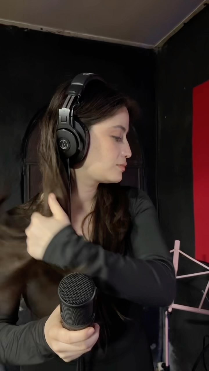 María practicando en el estudio de grabación | Maria Riveiro Fans ...