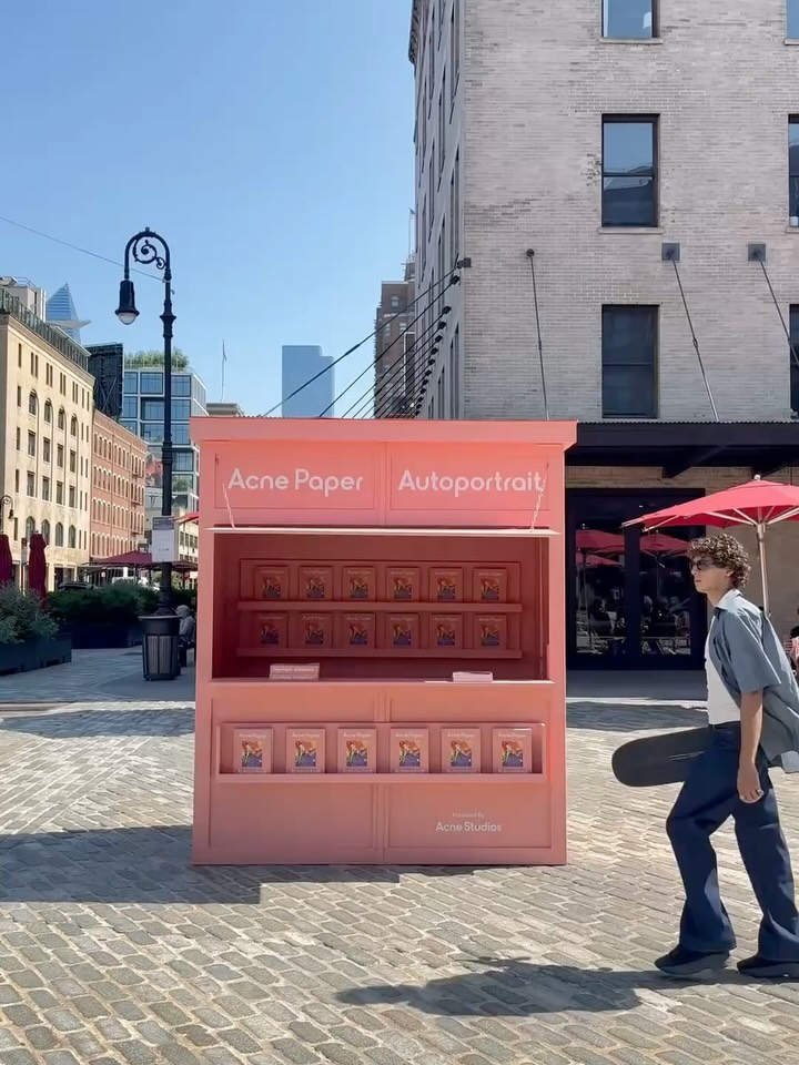 Acne Paper Autoportrait in New York. A pink newsstand in the heart