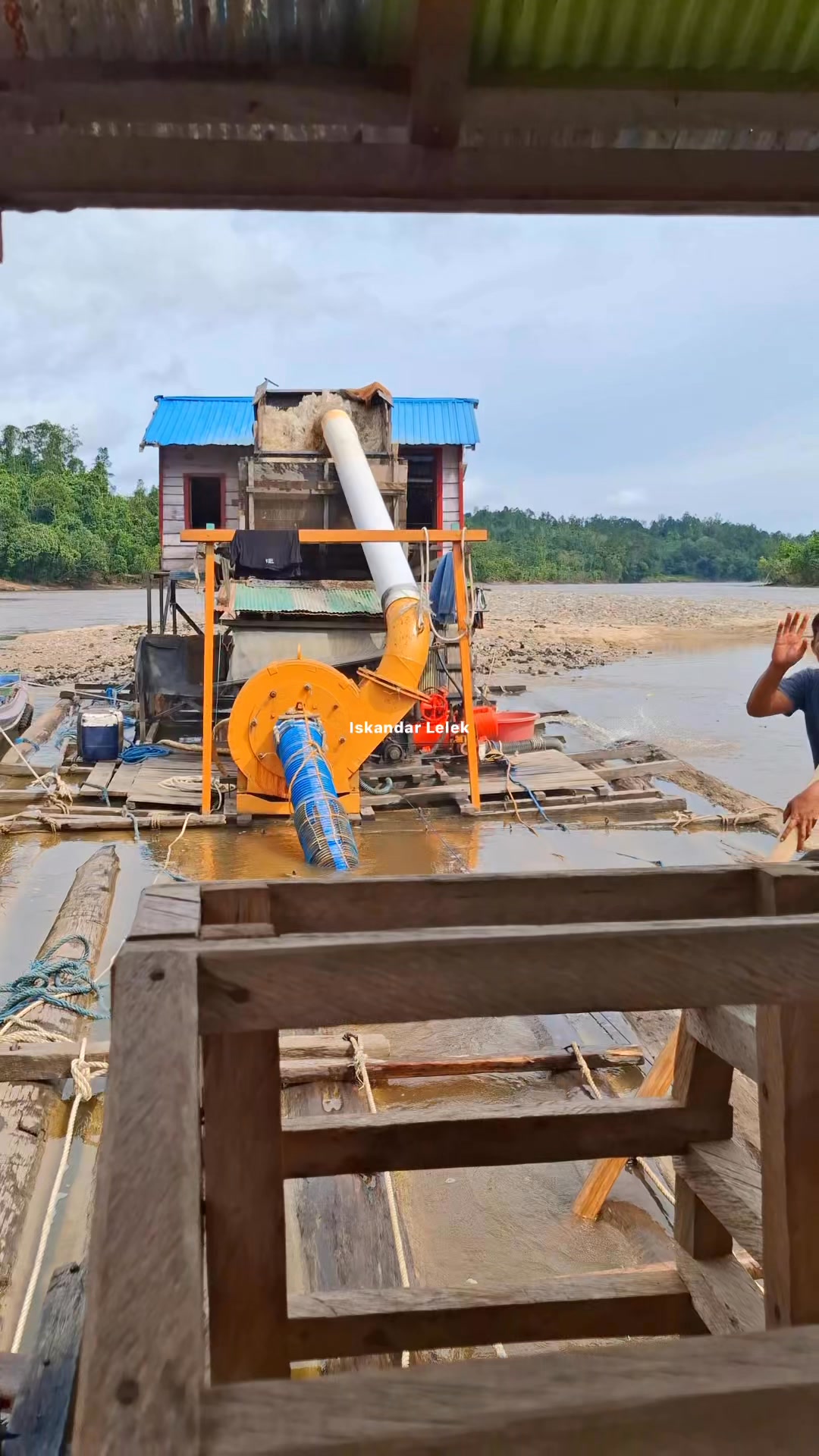 How do we hunt for gold in big rivers using a mining raft with an 8 ...