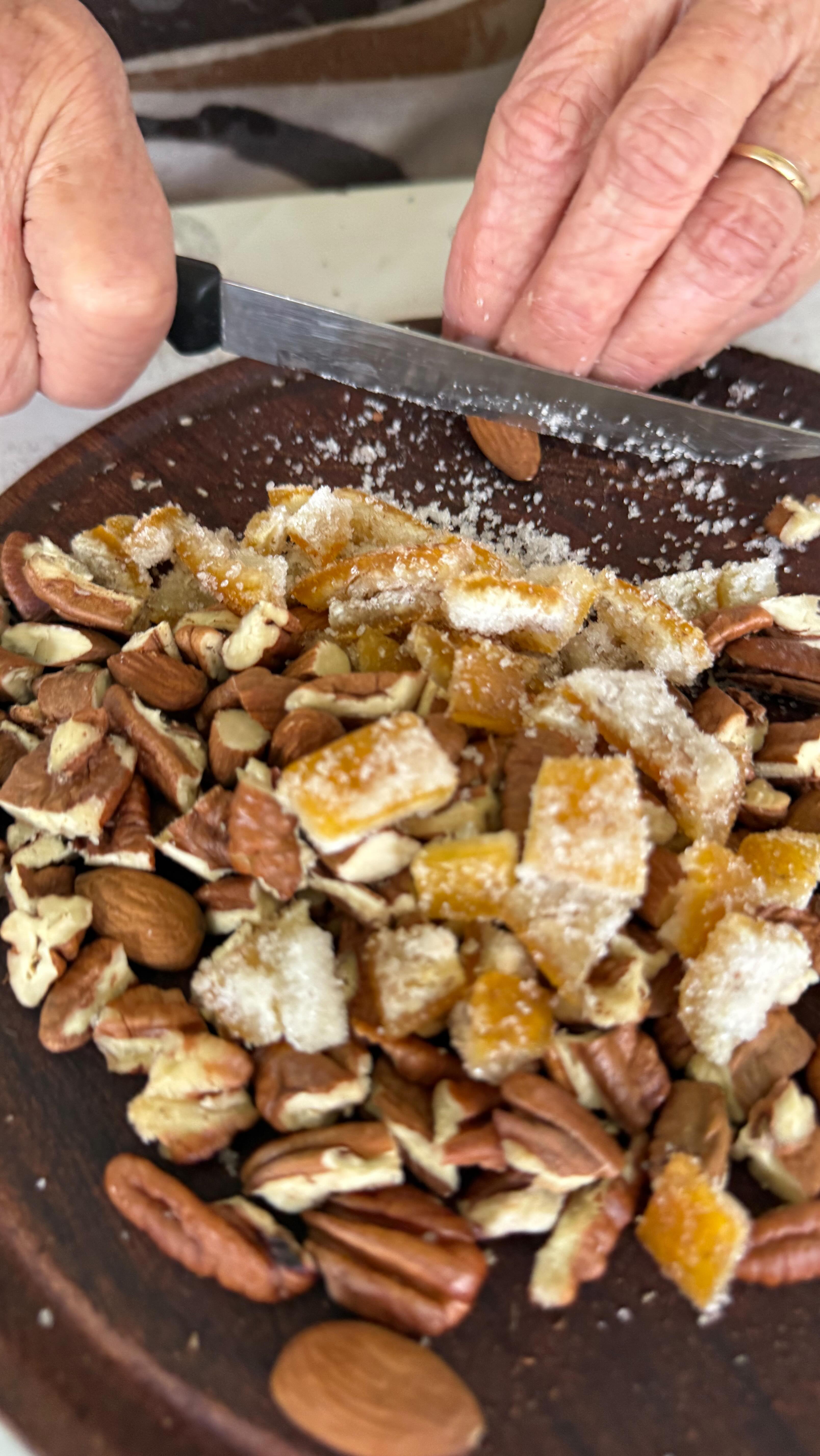 Turrón navideño 🍫🍫 Ingredientes: 150gr azucar 150gr miel 2 claras ...