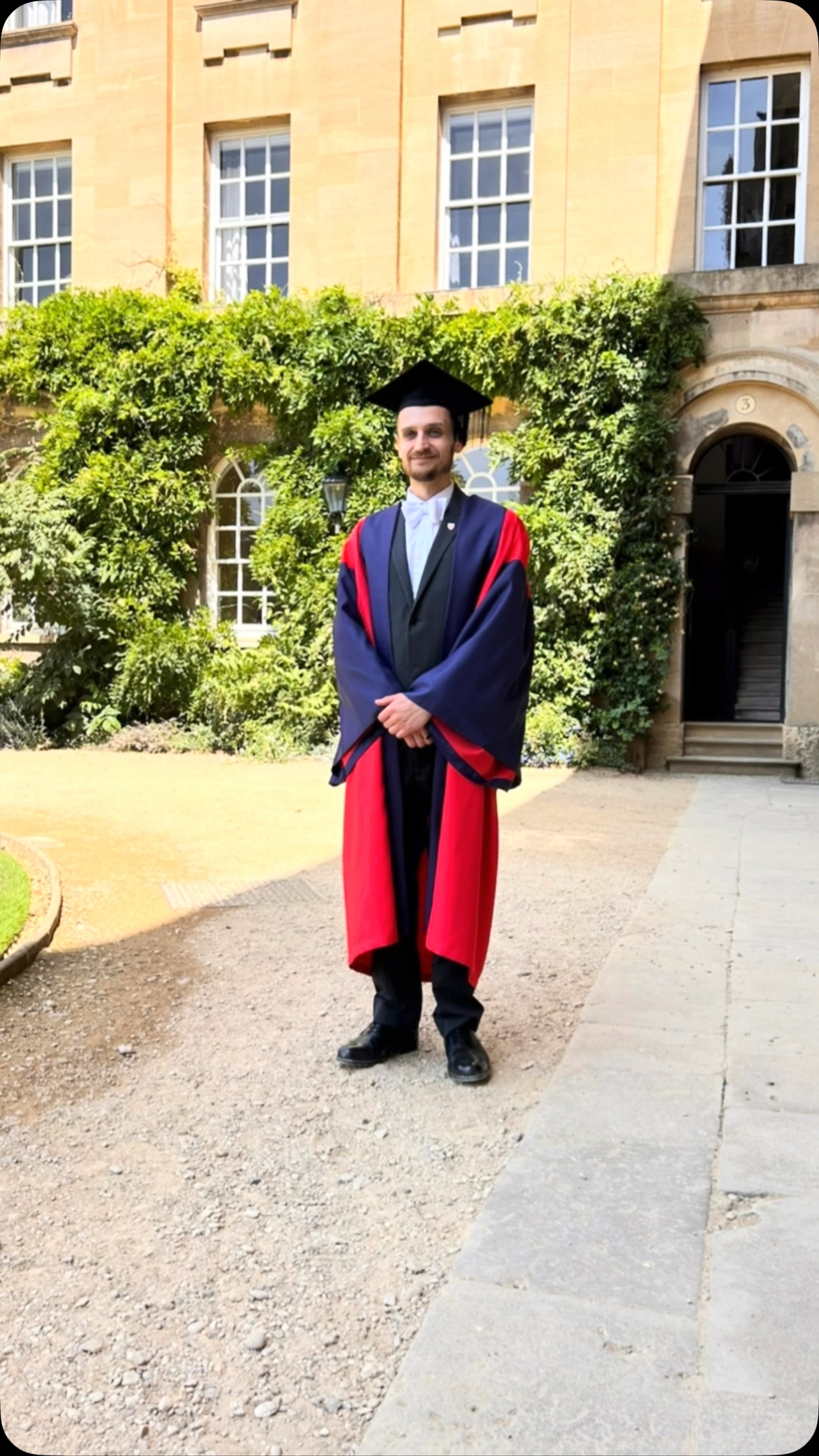 For visitors, Oxford’s graduation ceremonies are a glimpse into centuries of tradition. From academic dress and Latin to the magnificent surroundings of the Sheldonian Theatre, every detail reflects 