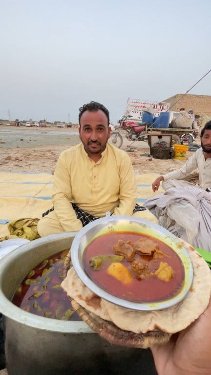 Zameen Par Baith kar khana Sale Kar Raha Hai II RS 100 Ka Salan Roti ...