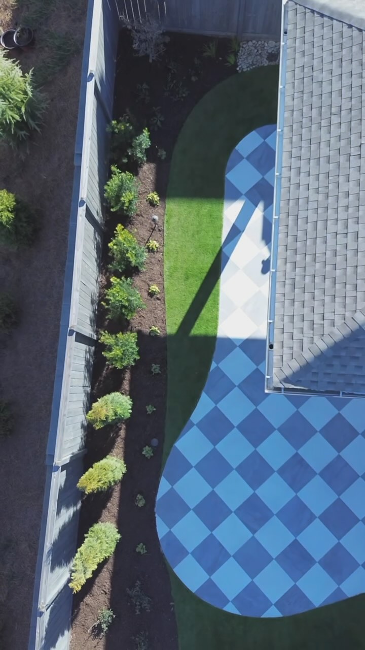 Another gorgeous backyard makeover! We love the way this two-tone ...