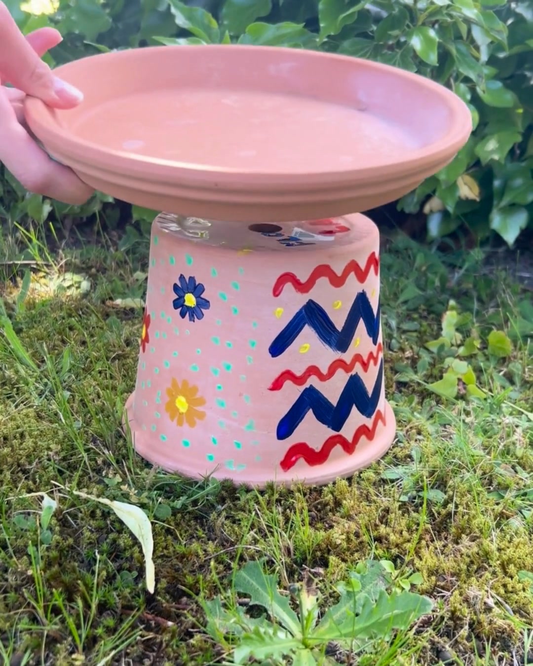 Kleine Oase für große Helfer!🐝💧, Ein kreatives Sommer-DIY für die ganze Familie – für unter 10 €, schnell gemacht & einfach schön! 🐞💛, Materialien: Tontopf, Untersetzer, Acrylfarbe, Pinsel, Steine,