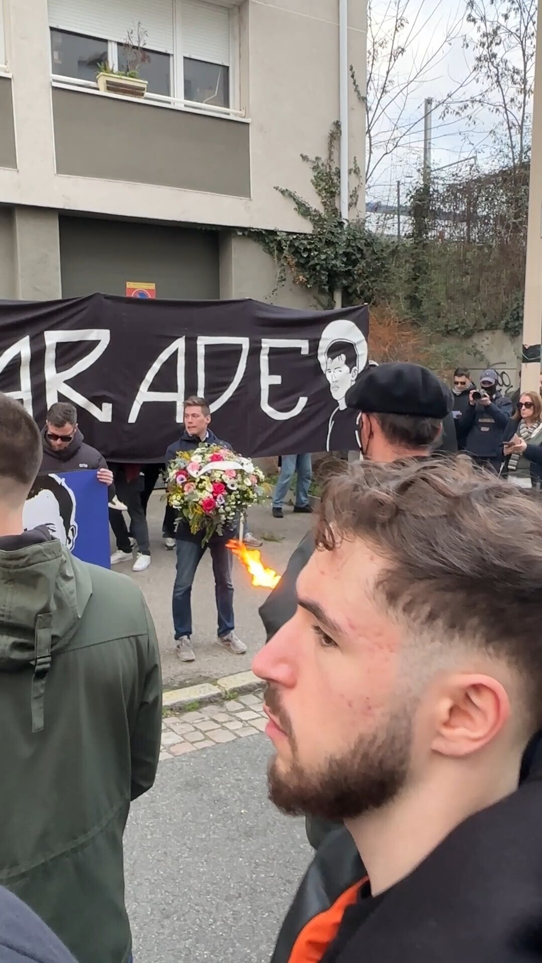 Les participants à la marche en hommage à Quentin Deranque ont entonné ...
