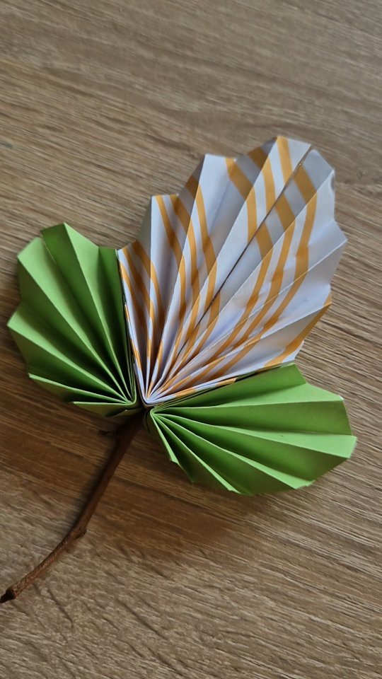 ☔️ Bastelidee für einen verregneten Nachmittag! ✂️, Ich habe mir bei TEDi ein paar Faltquadrate aus Papier geholt (keine Werbung) und daraus diese hübschen Fächerblätter gebastelt. 🌿, Dafür habe ich