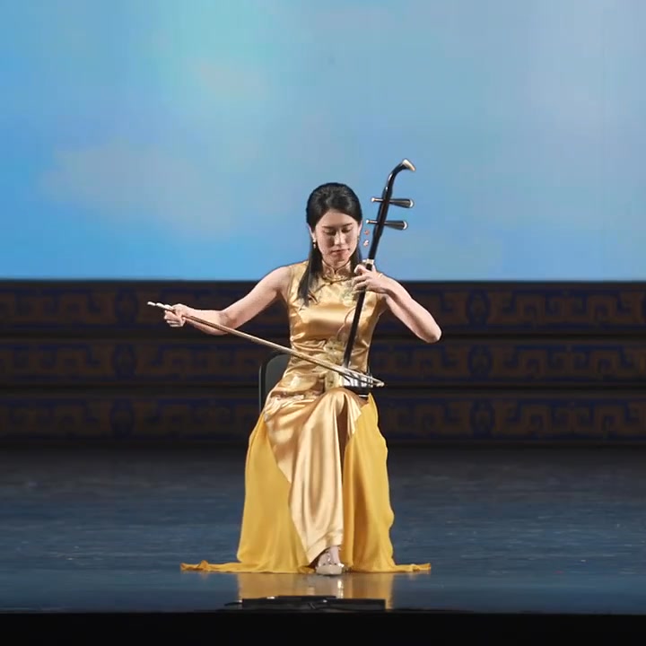 💕💗This is the erhu—a traditional two-stringed instrument from the East ...
