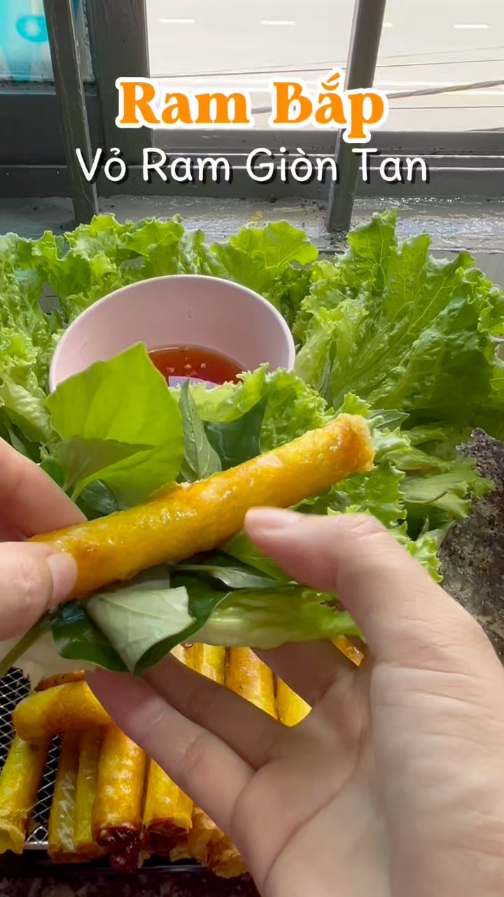 Làm món ram bắp cuốn bằng vỏ bánh ram gió quê này giòn lâu mà ngon xuất ...