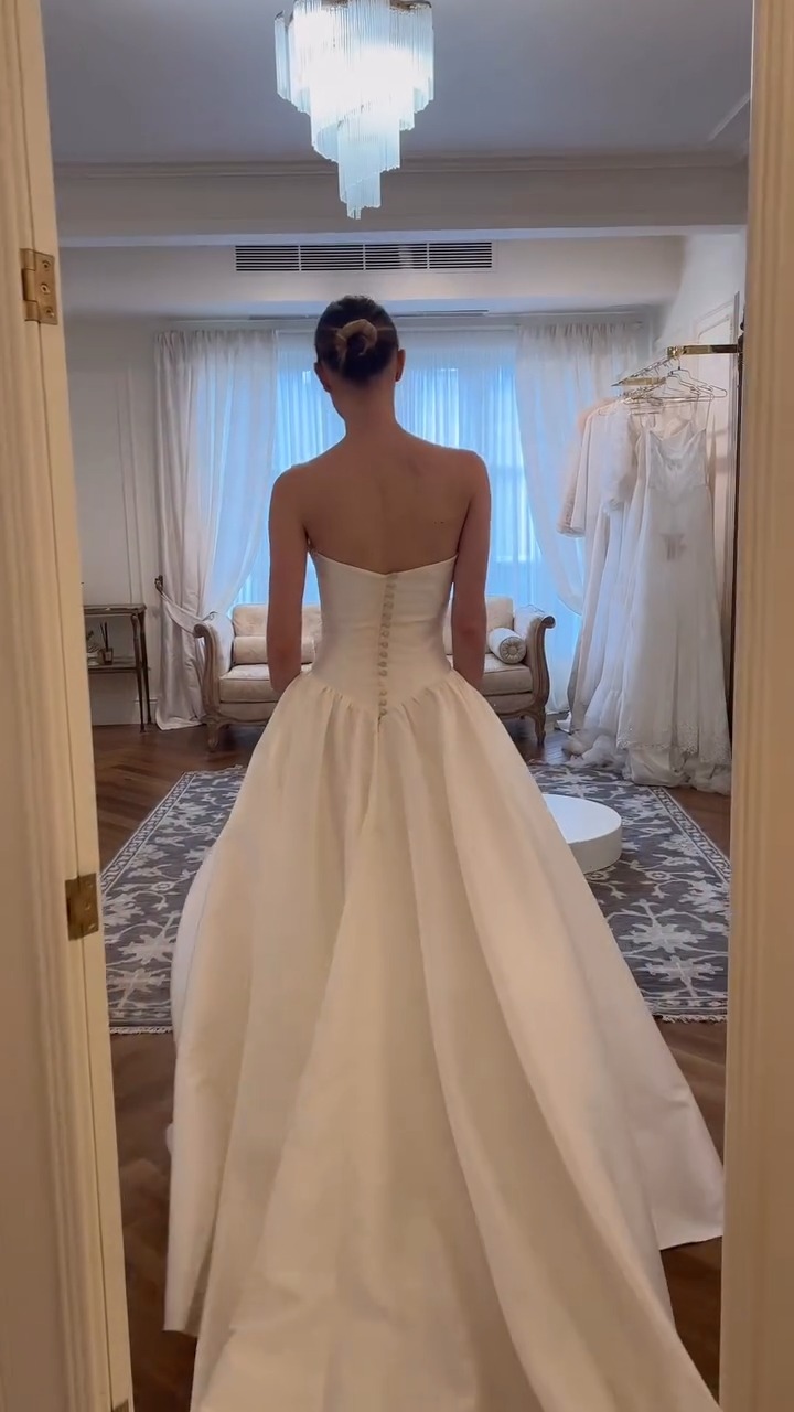 SOLANGE gown 🦢 A timeless #FloraBride wedding dress that steals your heart in an instant ♥️ https://bit.ly/4bRCEas, Ready to experience it for yourself? DM or WhatsApp 5539 6689 to book your 
