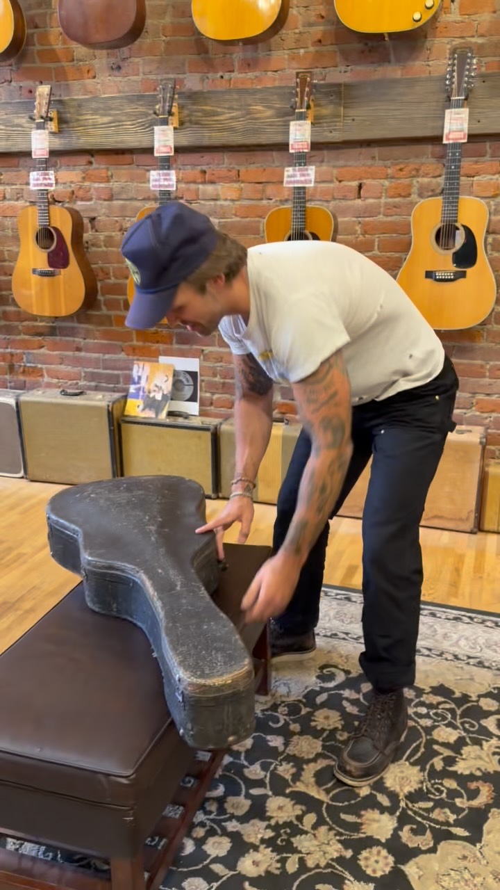 📦🎸🤯 Just in! A 1939 Martin D-18 that was previously owned by