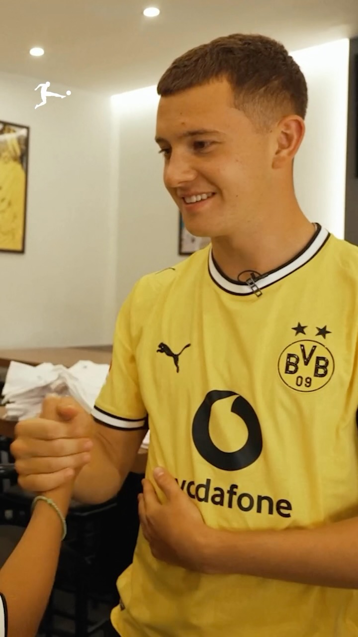 Kosta.Karetsas grabbing a bite with his new fans! 😋 @BVB09