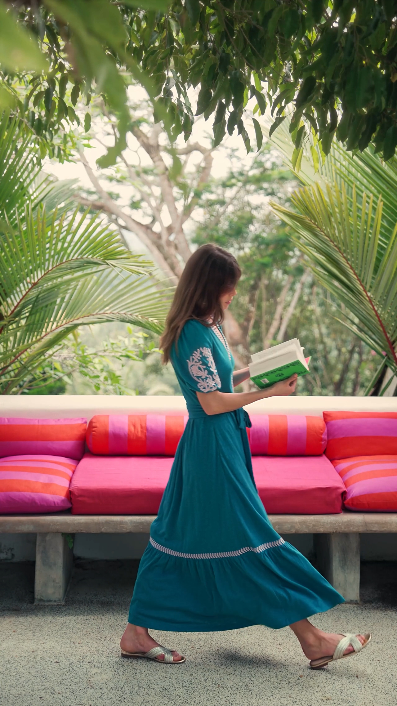 tulle shirt dress T-SHIRT DRESS WITH FEATHERS + CAMELIA BROCH AND TULLE SKIRT