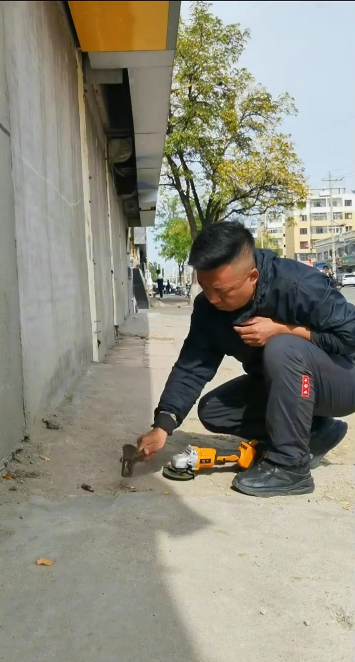學校門口這倆釘子，學生們上下學都繞著走慣了。粉絲給我留言說這事兒，我就過來清理干凈了。這樣孩子們放學取車、走路，也不用再小心翼翼躲著了。大伙兒 ...