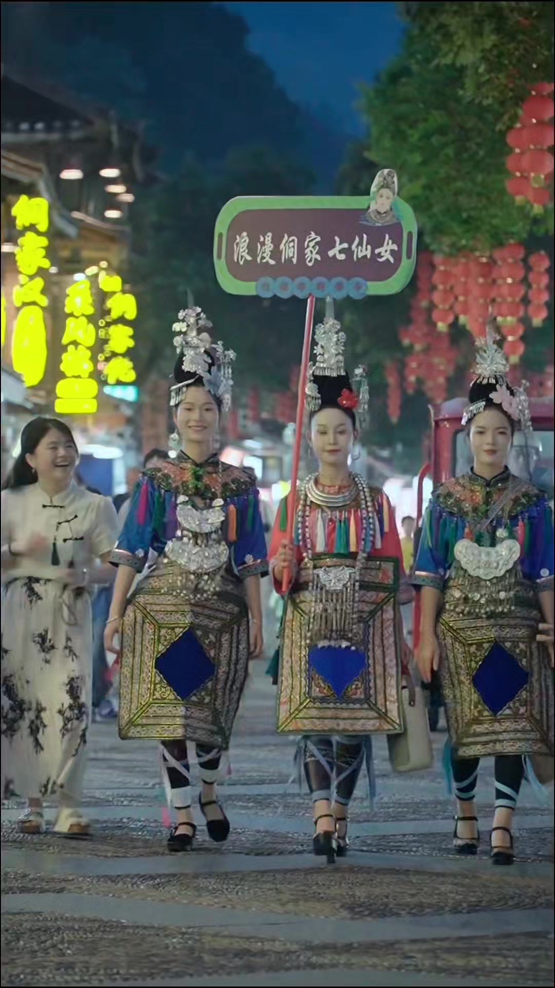 在贵州黎平，侗家女孩是非遗传承的灵动身影。靛蓝染就侗布风华，彩线织出岁月情长。在鼓楼边、吊脚楼下，她们以巧手传古韵，邀你共赏侗乡文化之美 ...