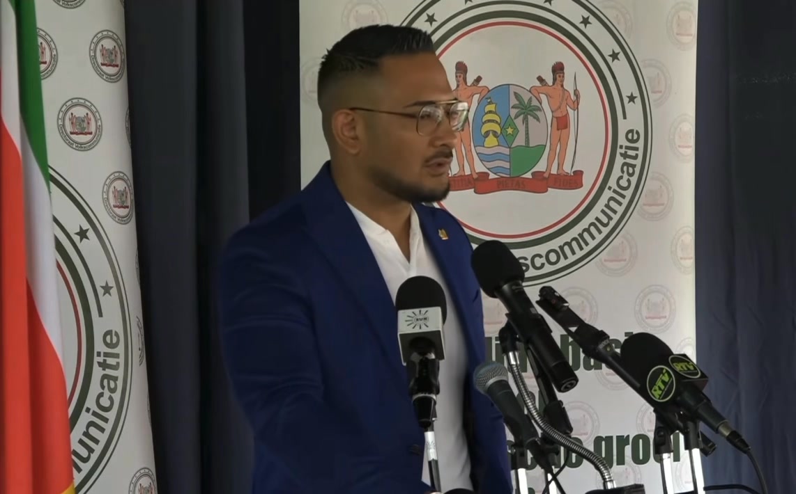 Minister Uraiqit Ramsaran van Defensie ging tijdens het persmoment ...