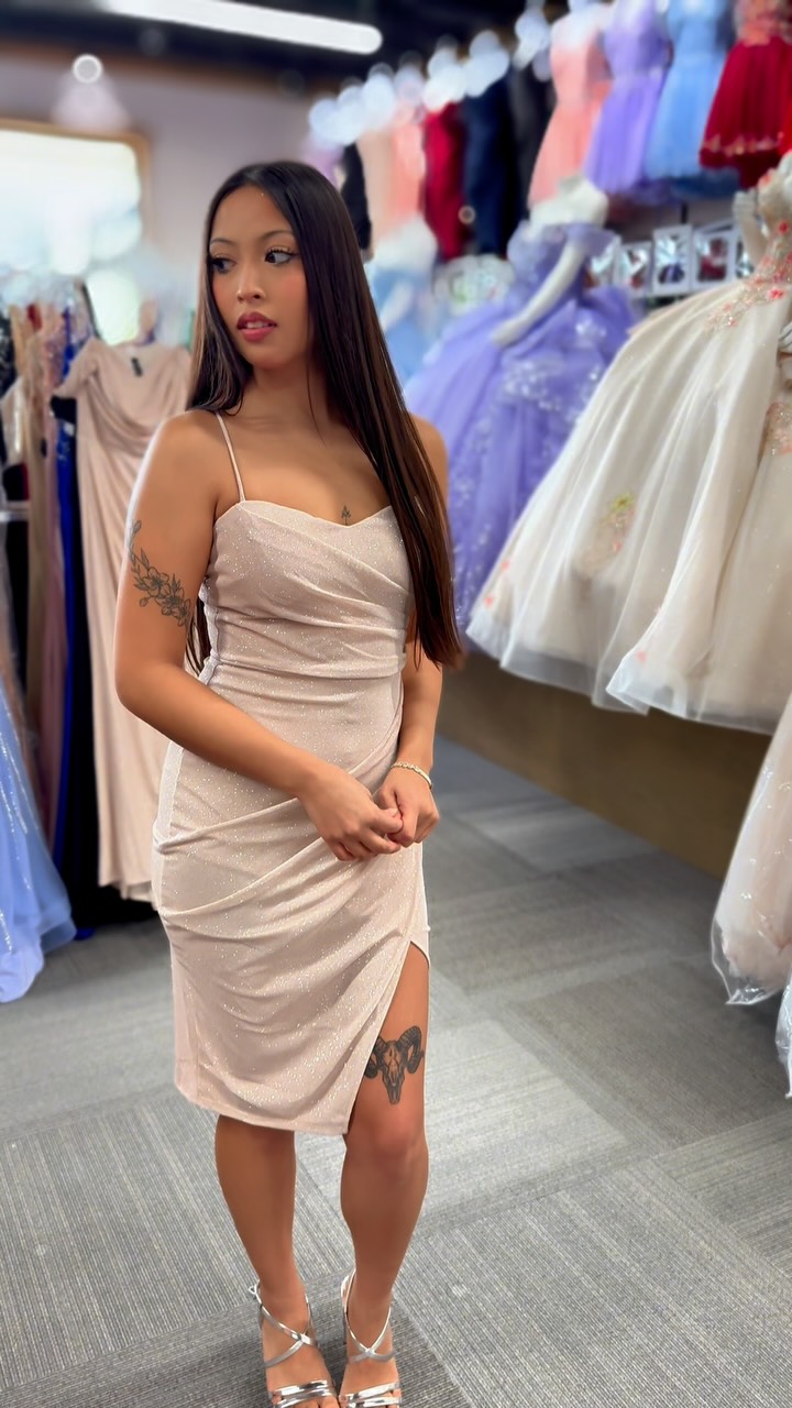 Soft shimmer with the perfect fit. ✨ A sleek ruched dress available in different colors. Which color is your favorite? 💙💛, #modasmarilyn #homecoming #dress #shimmer #trendy | Modas Marilyn