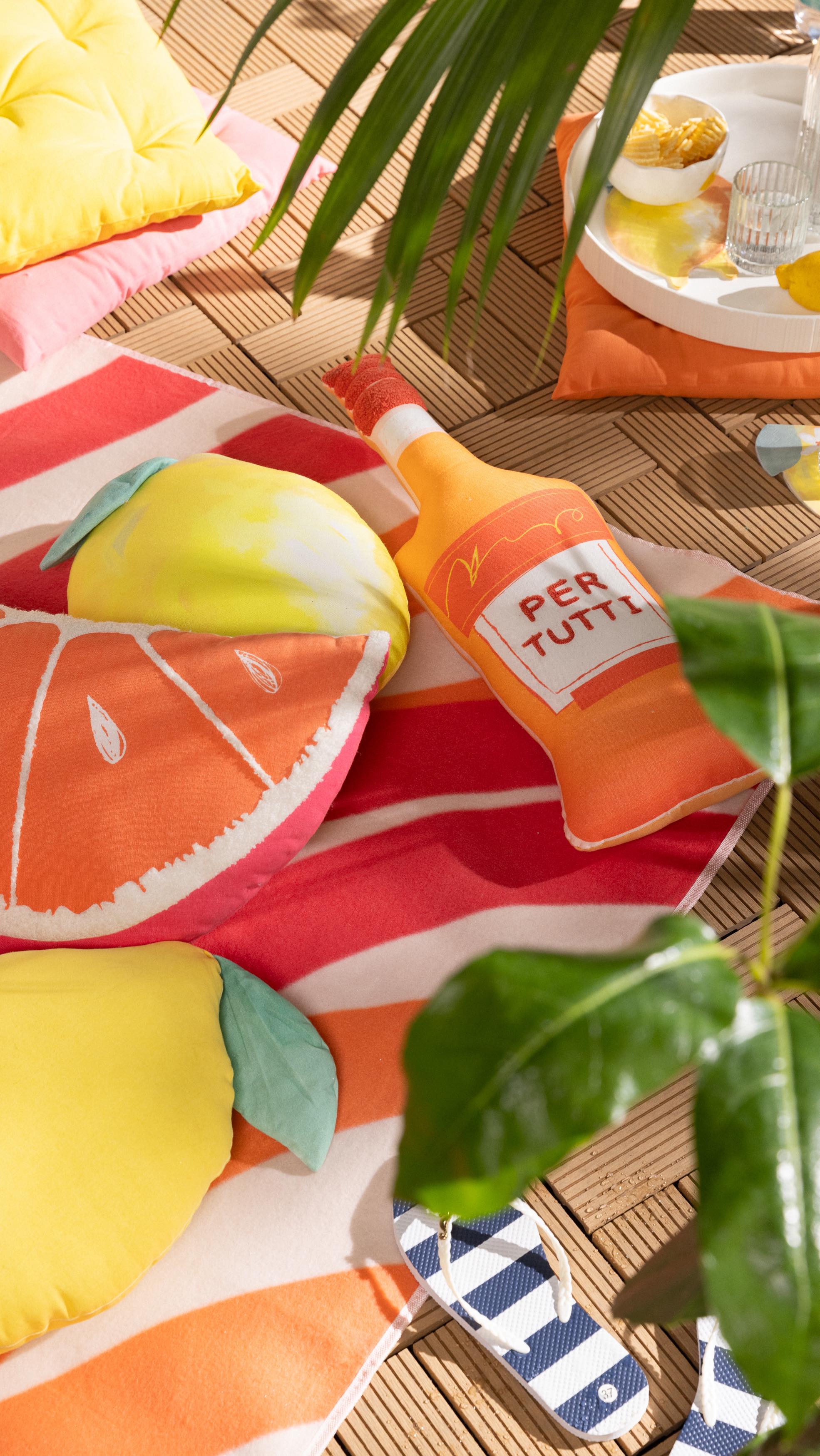 Mit unseren fruchtigen Outdoor-Kissen in Zitronen- und Orangenform wird jedes Picknick zum Highlight. Leckere Drinks, gute Laune & stylisches Ambiente