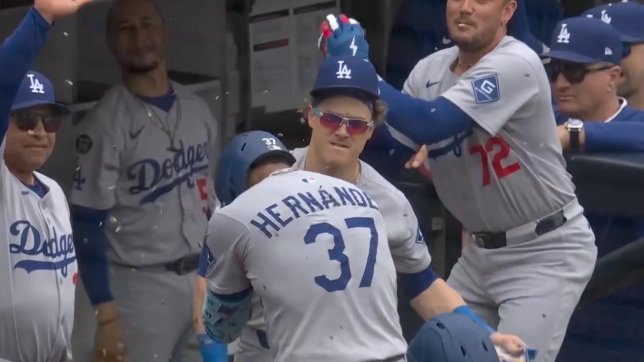 Kiké absolutely massacred Teoscar Hernández with sunflower seeds