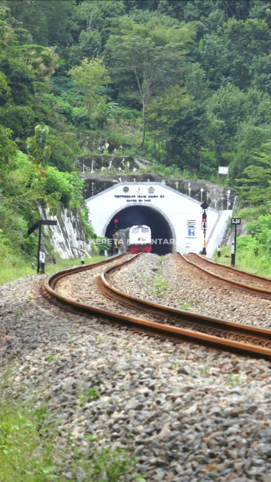 Terowongan Notog dan KA Fajar Utama Yogyakarta #railway #railroad # ...