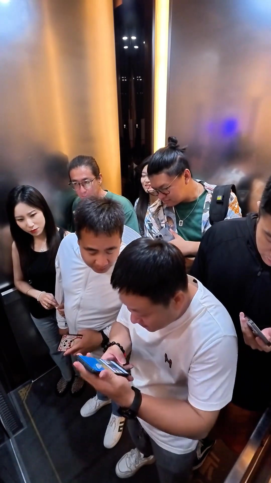 再好也不能吃著碗里看著鍋里的啊 #搞笑視頻 #圍觀的人真多 #氣氛搞起來 #萬萬想不到 #電梯戰神 | 微乐狗剩 | Facebook