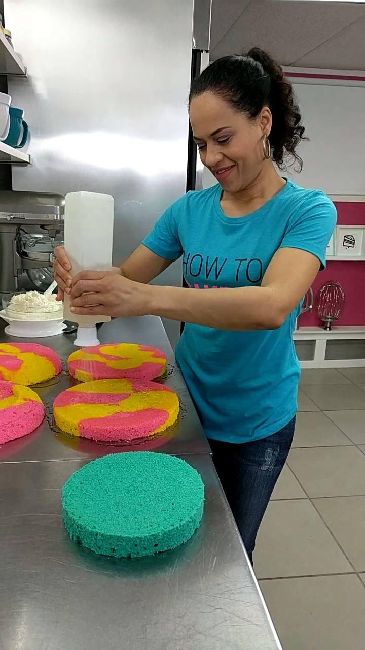 If you liked it, then you shoulda put a RING (of simple syrup) on it! 😉 😍 💍 Sir Squeeze & I LOVE listening to a little Bey while we bake. 🎵 🍰 What kind of music do you listen to? Comment BELOW! 👇 👇 PS