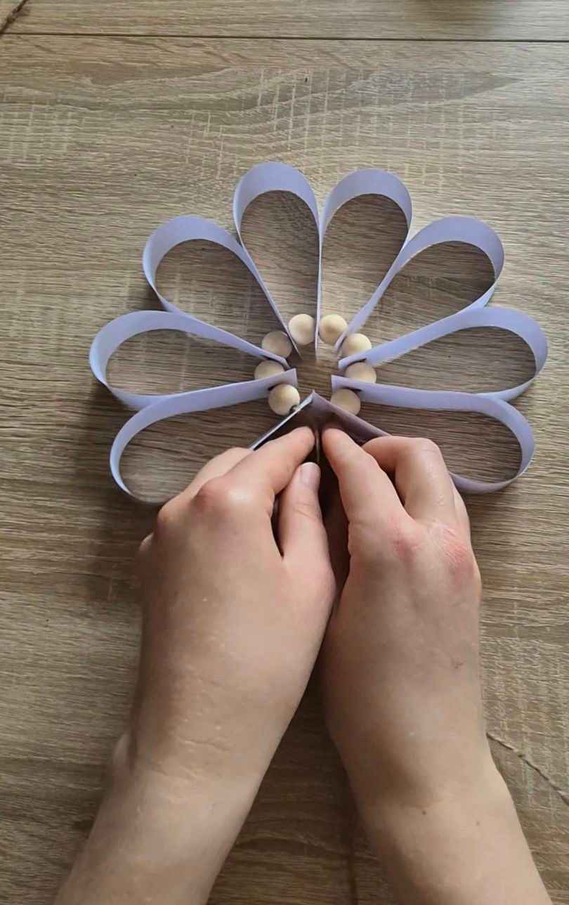 🌼Blume🌼, Ihr braucht:, - 8 Papierstreifen, - 8 Perlen,