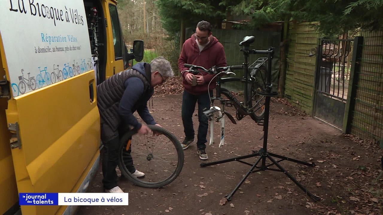 🔧🚲 Céline est réparatrice de vélos à domicile. Elle promène son atelier ...