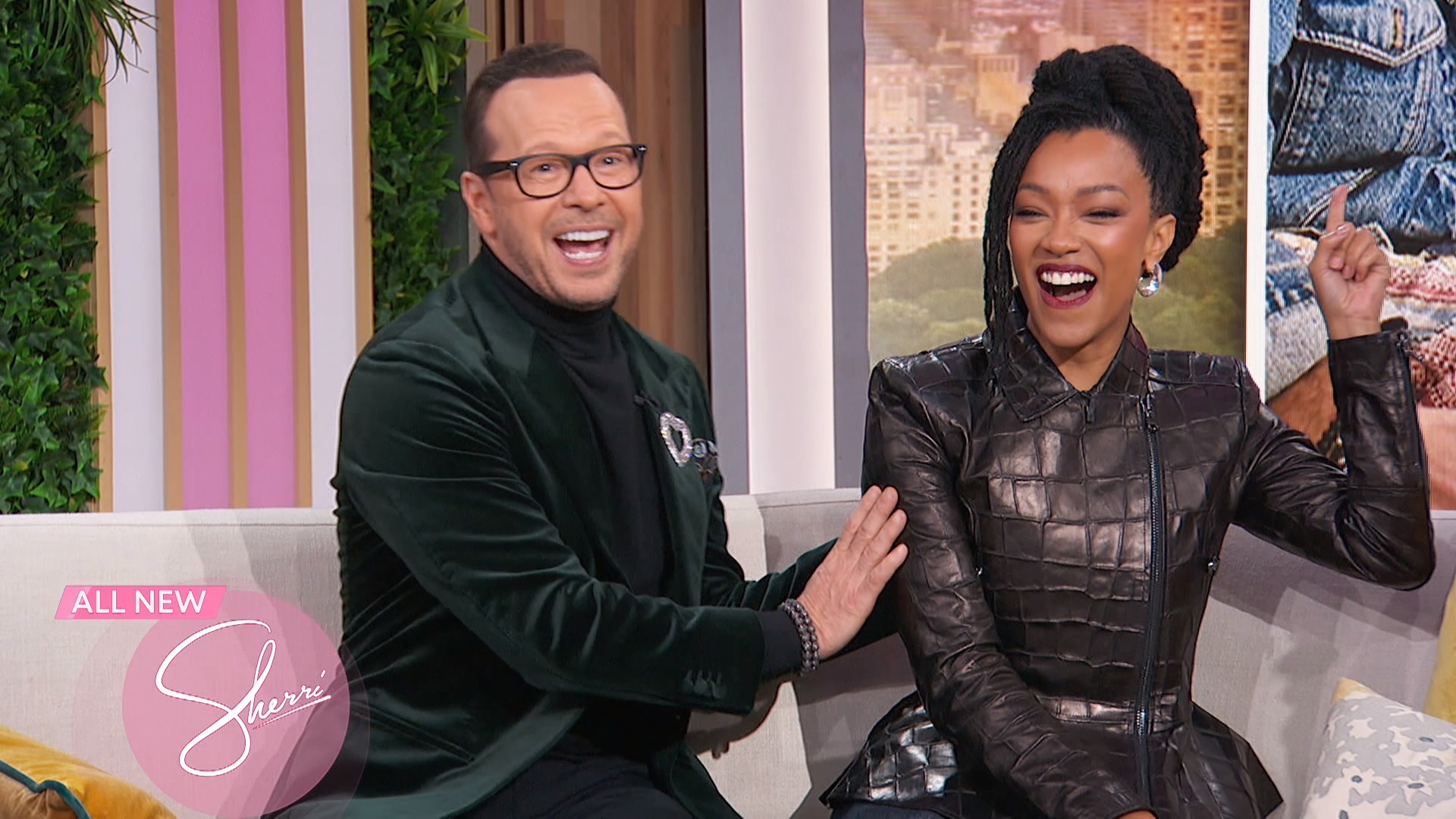 FRIDAY - Knock knock! Donnie Wahlberg & Sonequa Martin-Green chat about ...