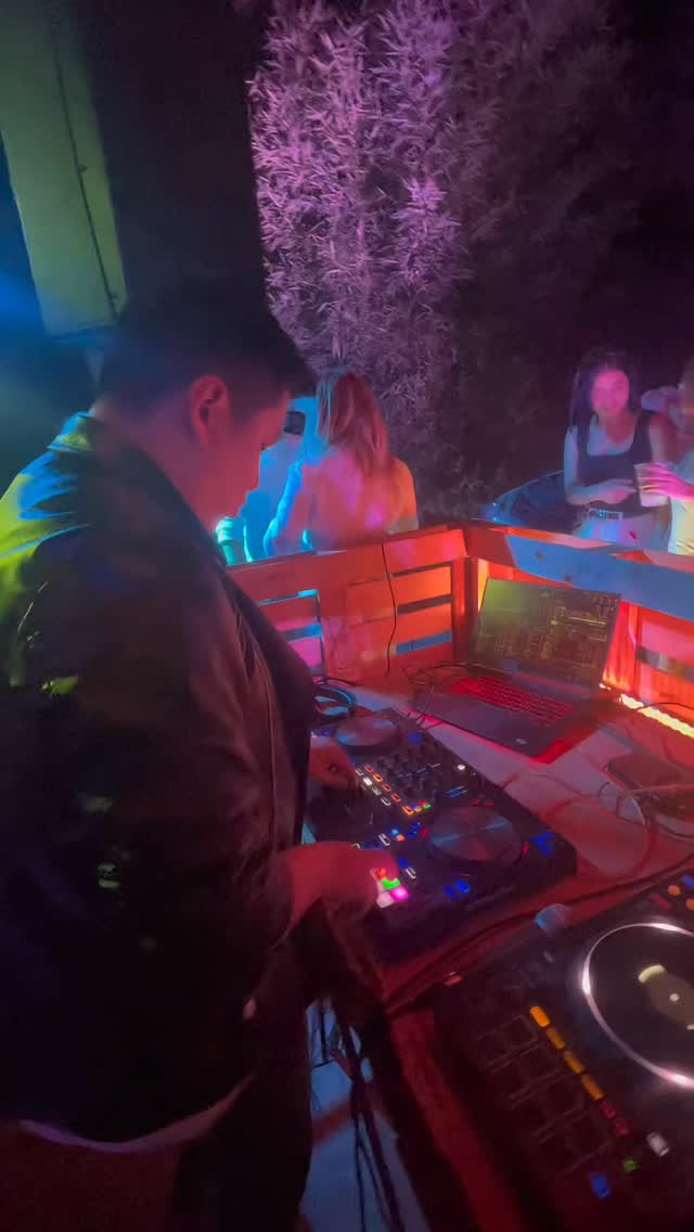 🎧 Aprende a mezclar y a brillar como DJ En Romo DJ Academy te enseñamos ...