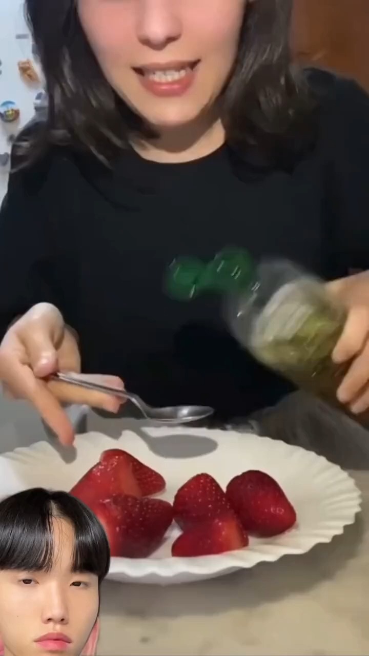 Useless strawberry hack 🤢🤢🤮🤮 @oxzung | Ox_zung | Facebook