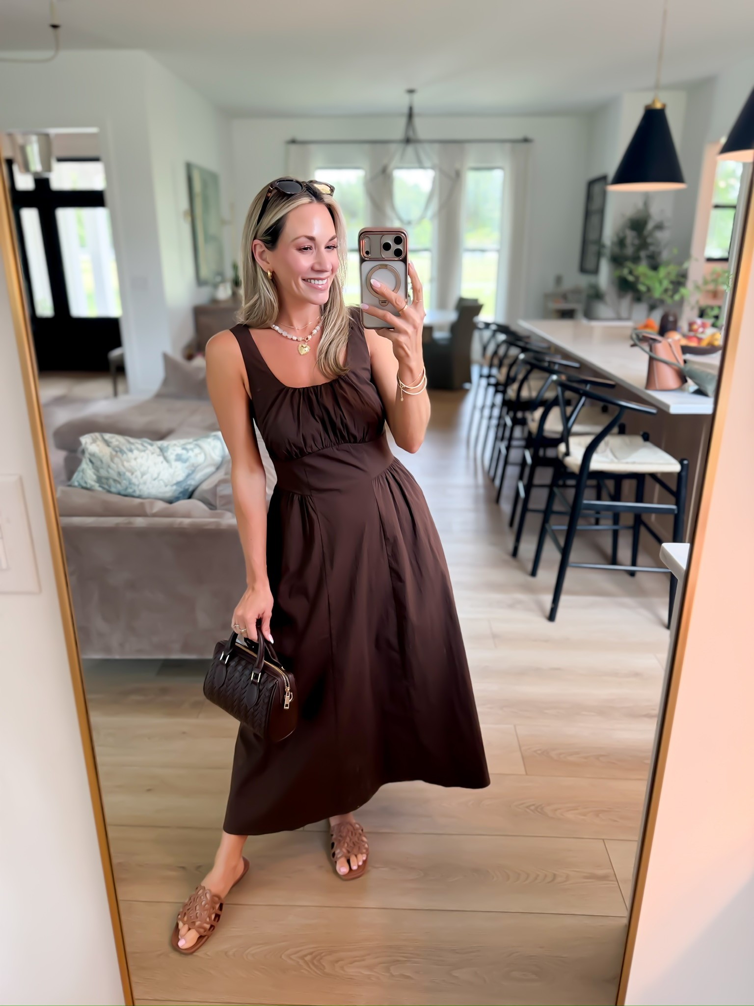 This chocolate brown is everything for fall transition! 🤎 This dress is so comfy, super flattering, and one of those pieces you can easily dress up or keep casual. I know I'll be reaching for this one 