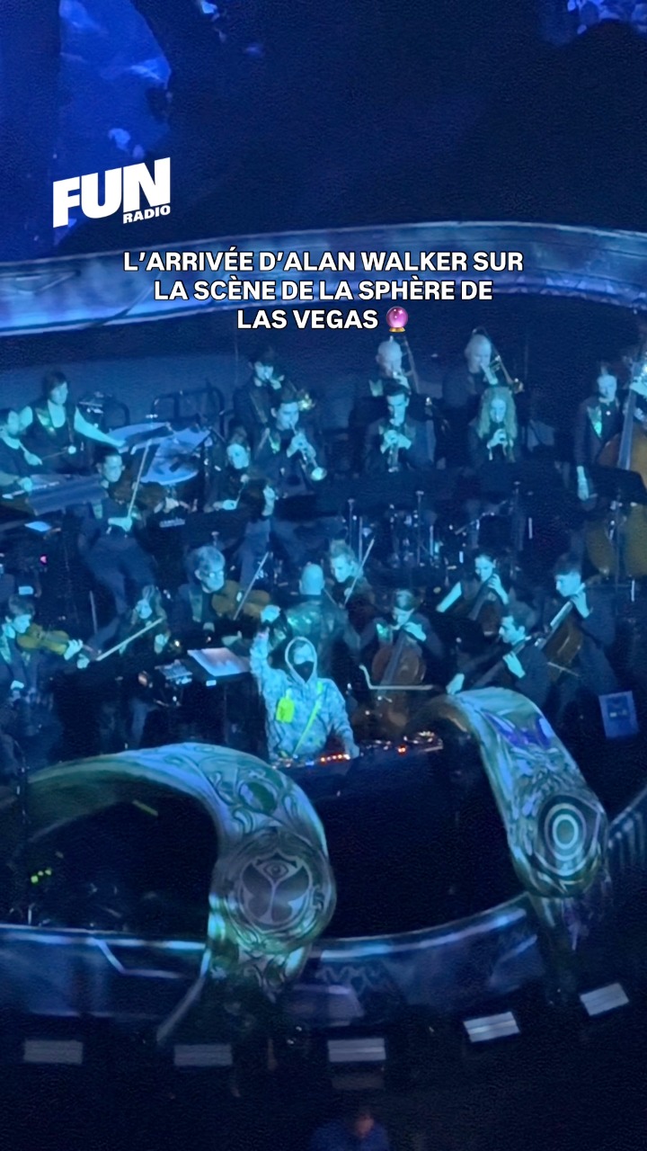 Alan Walker vient d’arriver sur la scène de la sphère de Las Vegas pour ...