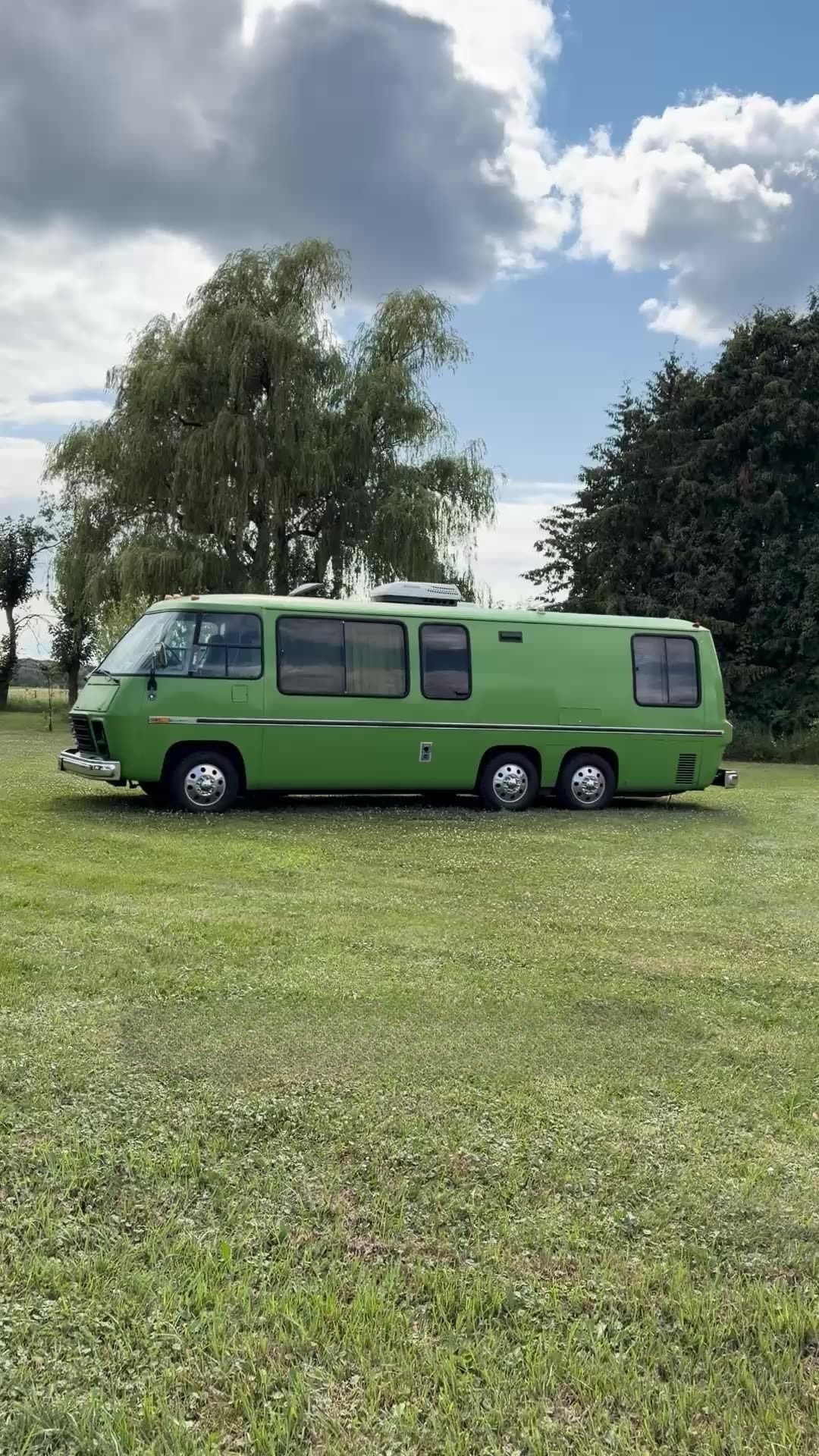 This 1974 GMC motorhome is a rolling time capsule 🤩 🎥 jpwolf1966