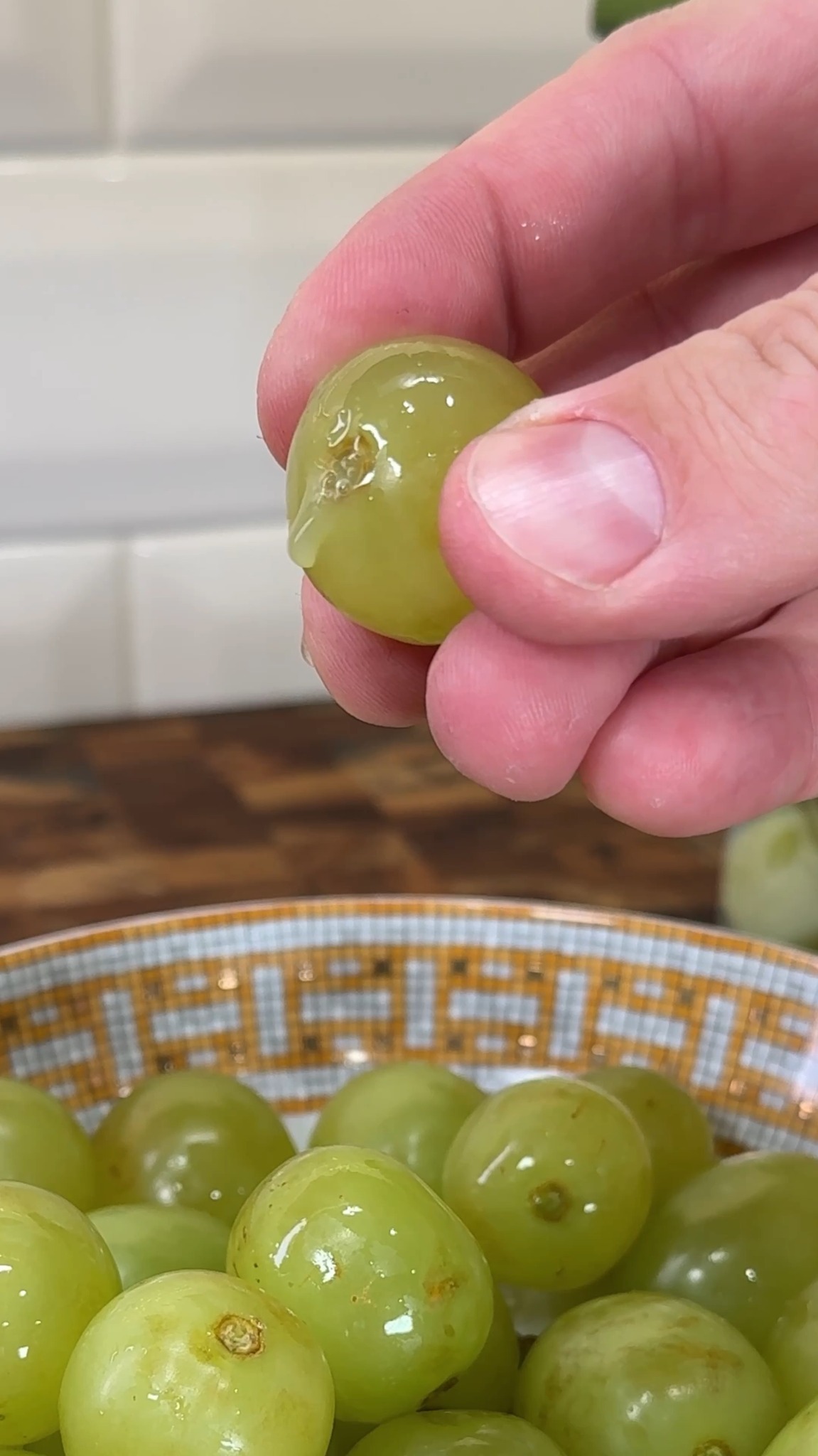Fizzy grapes hack 🍇 #satisfying #lifehack | Kyle Istook | Facebook