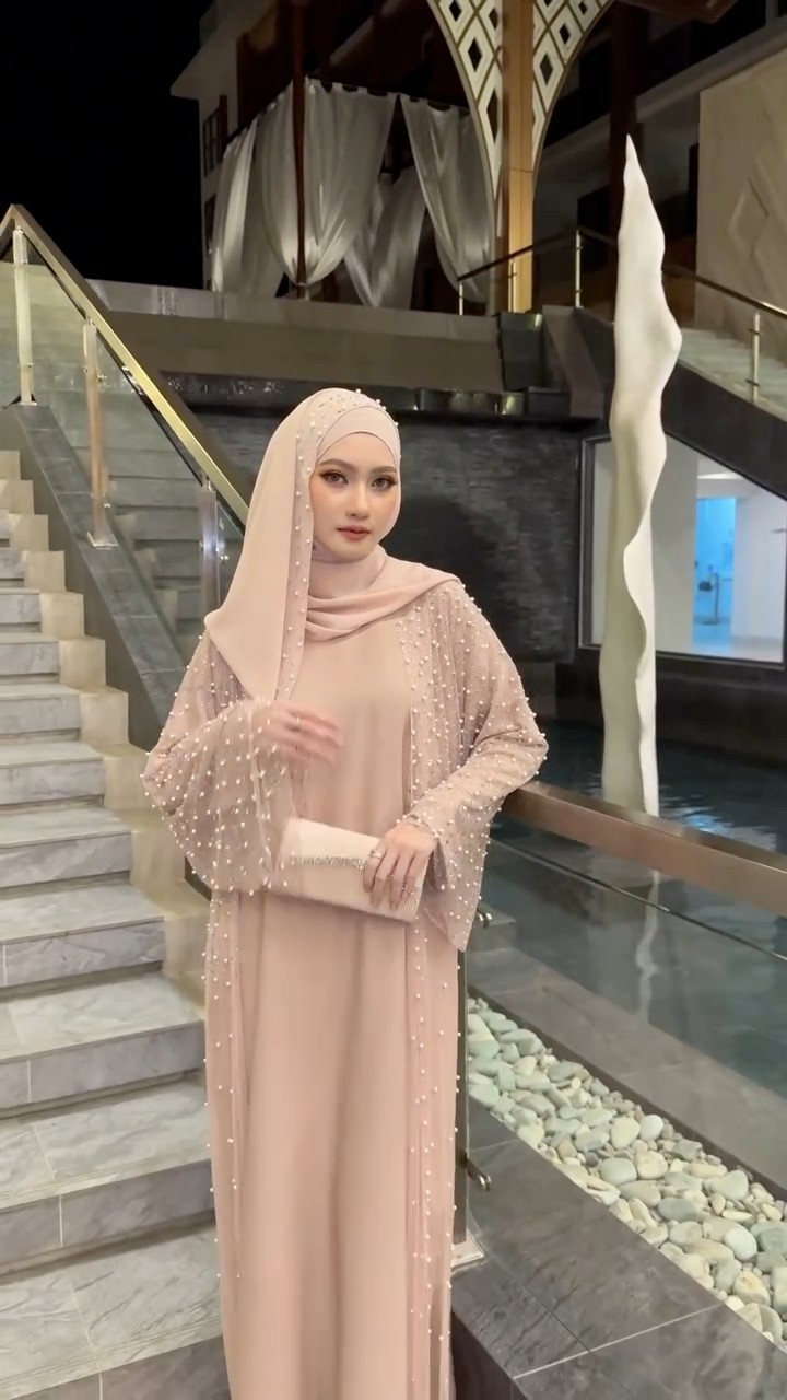 Introducing Our New NUREEN ABAYA👀🤍 imported from UAE 🇦🇪 to order inbox ...