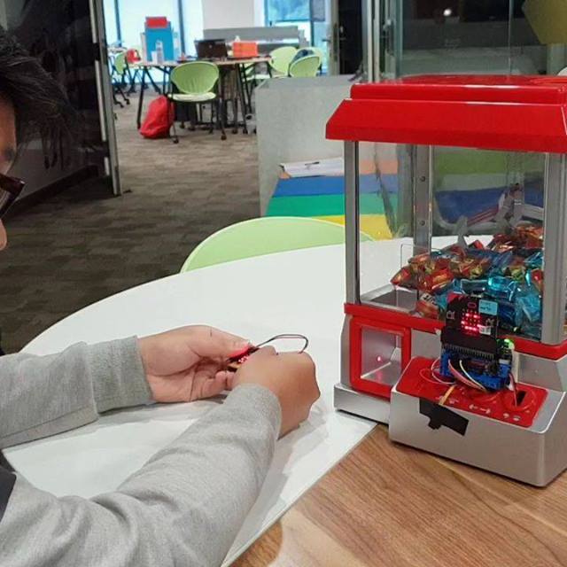Probably world 1st microbit Candy Claw machine! 😁👍🍬🍭🍫 | By eSpace
