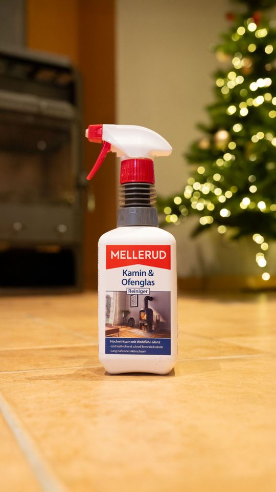 Die Festtage stehen vor der Tür – Zeit, den Kamin für gemütliche Stunden vorzubereiten!🔥✨, Mit dem MELLERUD Kamin- und Ofenglas Reiniger wird dein Kamin schnell wieder strahlend sauber, damit du