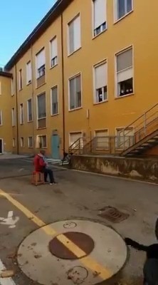 Σερενάτα από 81ετών Stefano Bozzini για την νοσούσα σύζηγο ...
