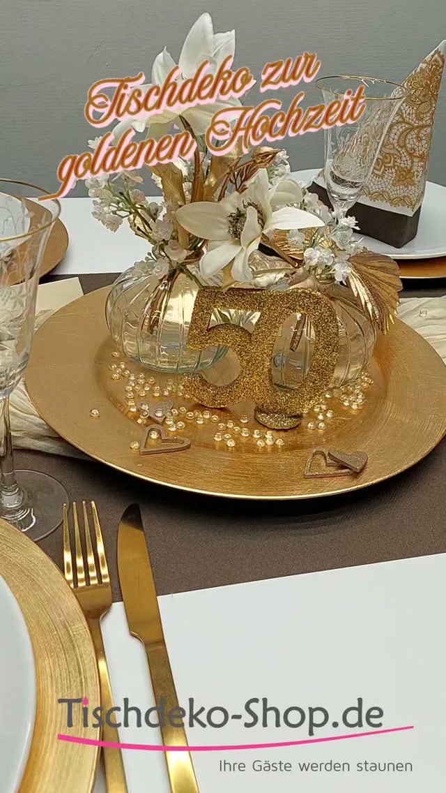 Wunderschöne Tischdeko zur Goldenen Hochzeit mit passenden Deko-Artikeln, wie Zahlenaufstellern, Tischläufer, Servietten, Vasen, Kerzen, Seidenblumen mit goldenen Stielen und Blütenstempeln.