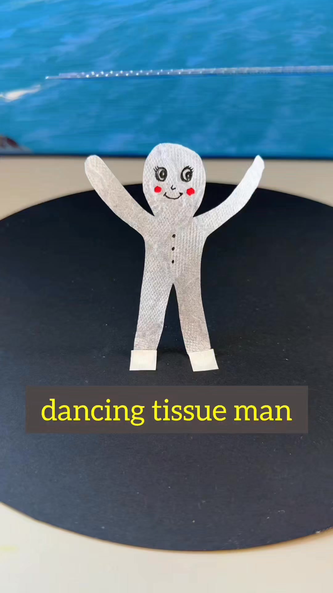 Make dancing little figures with tissues and a ruler – it's so much fun ...