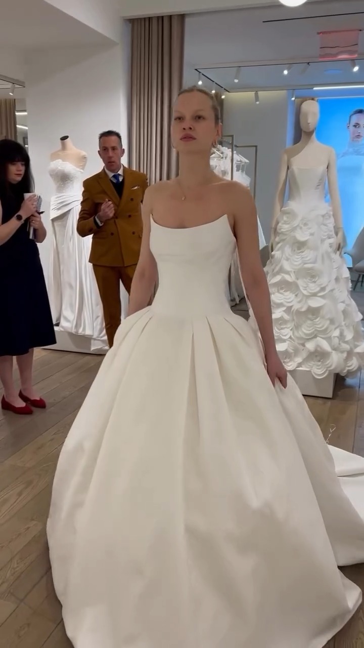 hong kong wedding dress designer 夢幻、浪漫，自帶飄逸仙氣——Amber J. Ho 的 AMBER 婚紗 矚目登場！ 採用細緻閃爍的薄紗，搭配半透剪裁魚骨車線、流線型一字肩長飄帶，以及極具特色的同款耀眼珍珠頭帶，專為追求獨特浪漫與現代感的時尚新娘而設。 https://bit.ly/3NGJeY9, Ethereal, romantic, and effortlessly chic, AMBER gown by Amber J. Bouncy Dresses for Women blush pink day dress Size:Size 10 Zuhair murad