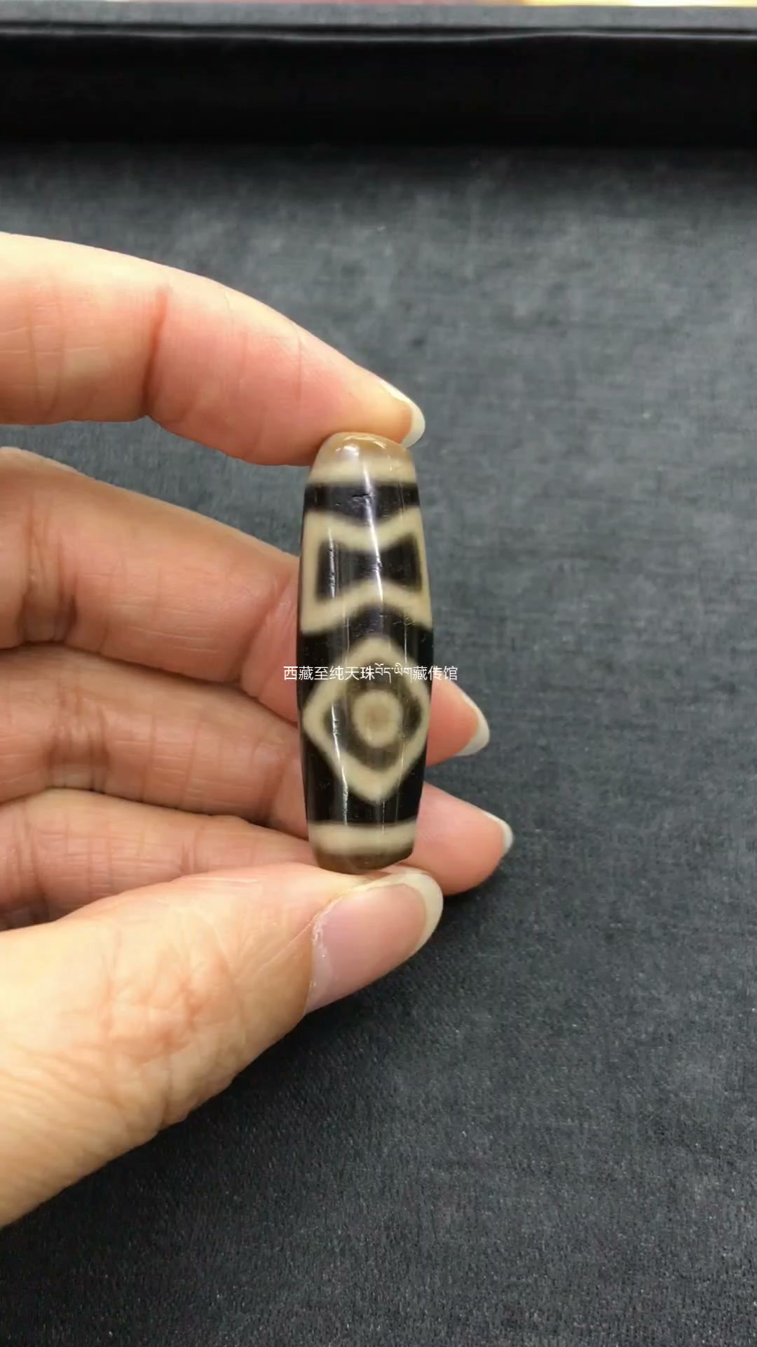 高油朱砂虎牙三眼天珠包浆油润珠体饱满品相完美尺寸：12X37mm 三眼天珠