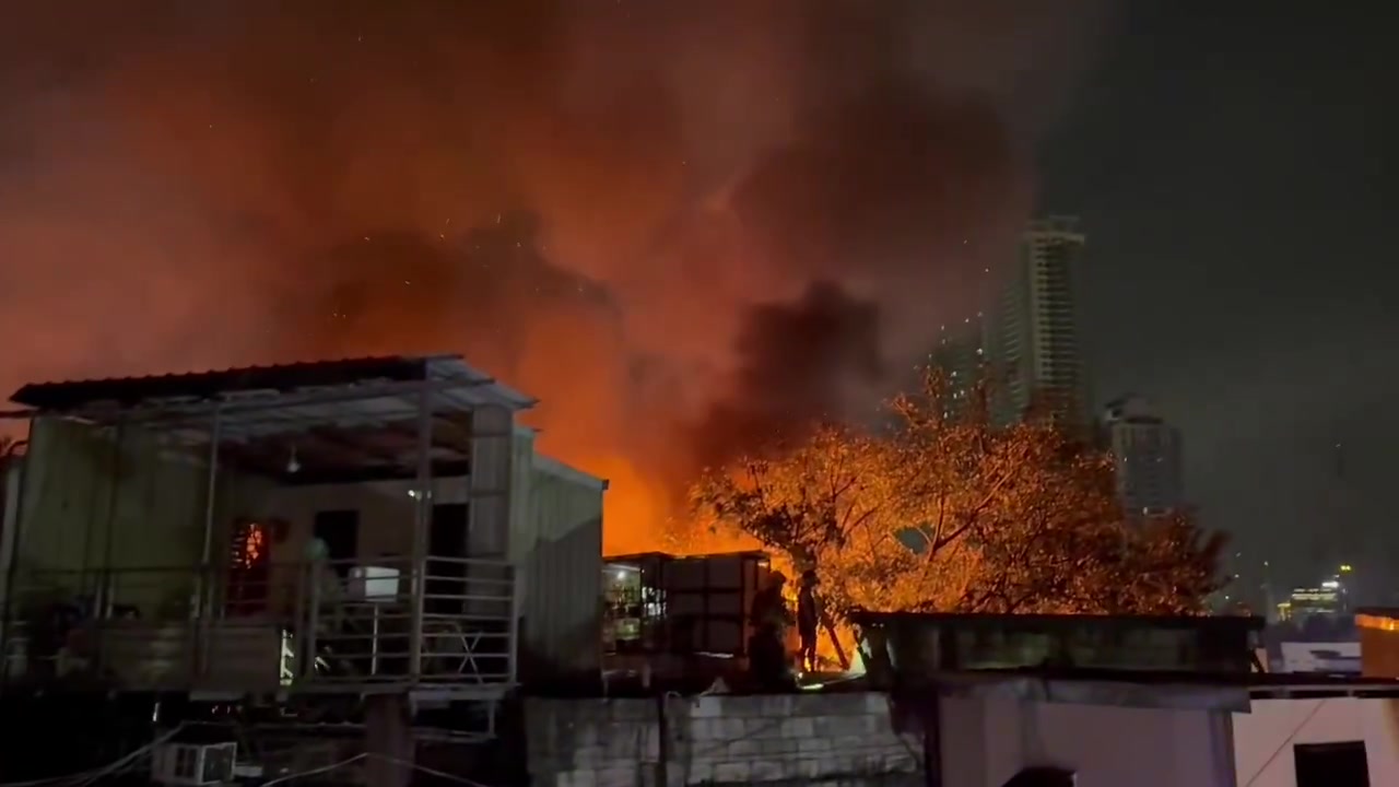 Inaapula ng mga bumbero ang sunog na sumiklab sa bahagi ng Bgy ...